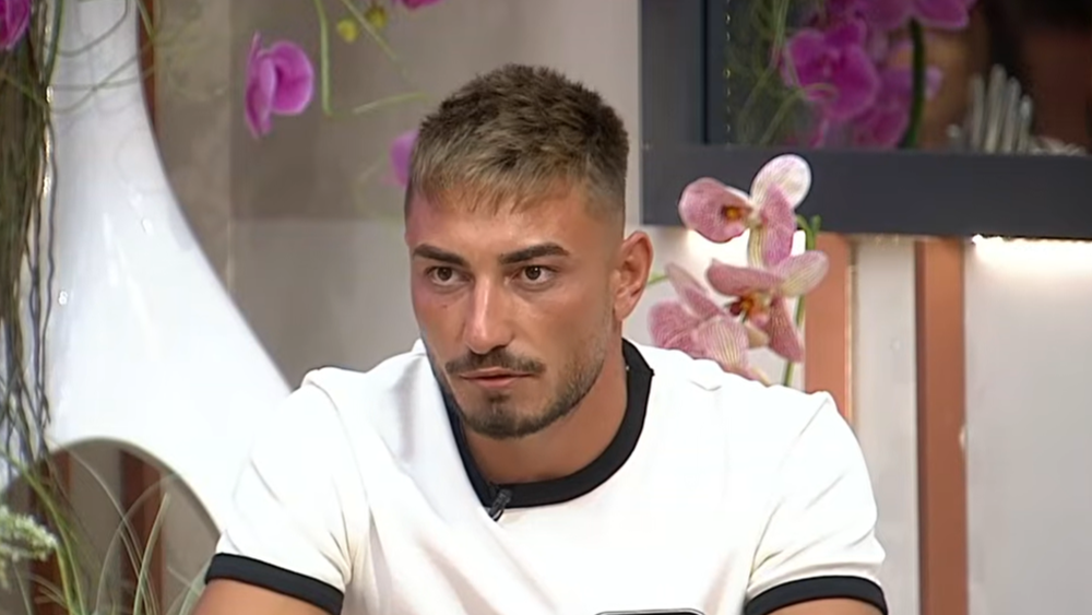 DE NECREZUT ce le-a spus noul concurent din Casa Iubirii fetelor. De la ce a pornit &Icirc;NTREAGA DISCUȚIE?! Senin a fost DIRECT și TRANȘANT, fără să țină cont că este filmat: "Sunteți foarte rele. Nu zic că a fost o reacție proastă, e..."