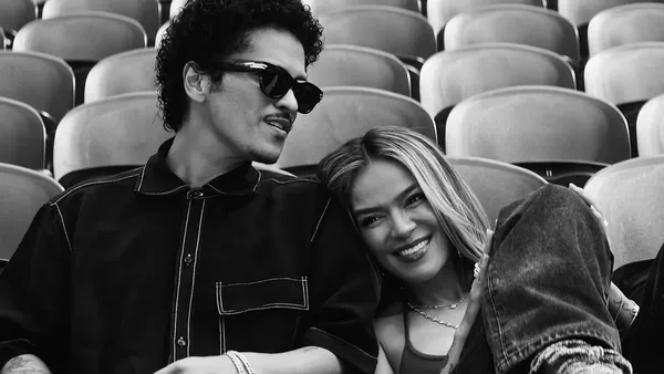 KAROL G și Bruno Mars au lansat "Still", piesa care poate deveni IMNUL IUBIRII PIERDUTE. Versurile vorbesc despre sufletele care au iubit cu adevărat și AU PIERDUT OMUL pe care &icirc;l credeau alesul inimii: "Mă adresez unui public..."