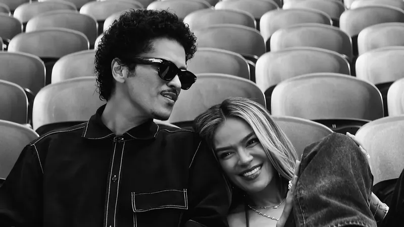 KAROL G și Bruno Mars au lansat "Still", piesa care poate deveni IMNUL IUBIRII PIERDUTE. Versurile vorbesc despre sufletele care au iubit cu adevărat și AU PIERDUT OMUL pe care &icirc;l credeau alesul inimii: "Mă adresez unui public..."