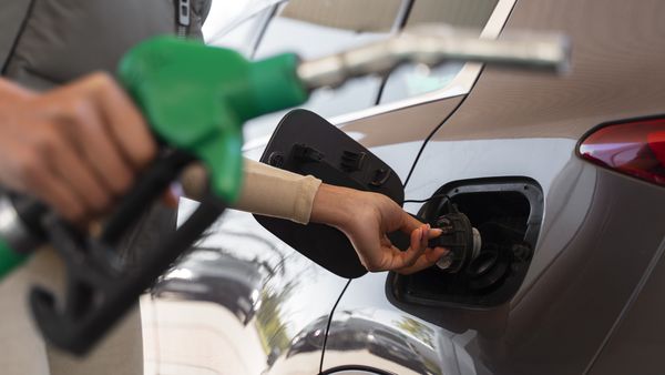 C&acirc;t trebuie să plătească șoferii din Rom&acirc;nia pentru un litru de benzină sau motorină astăzi, 4 septembrie 2026. Unde găsesc aceștia cele mai mici prețuri?
