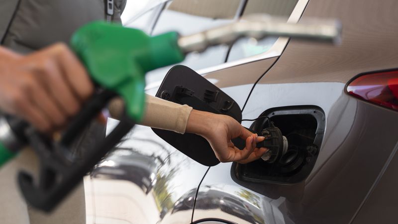 C&acirc;t trebuie să plătească șoferii din Rom&acirc;nia pentru un litru de benzină sau motorină astăzi, 4 septembrie 2026. Unde găsesc aceștia cele mai mici prețuri?