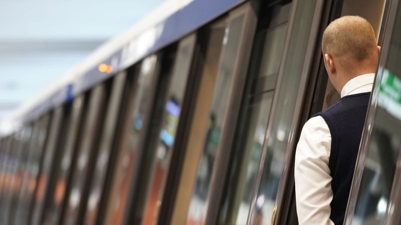 INCIDENT GRAV la metrou! O persoană ar fi &icirc;ncercat să-și pună capăt zilelor &icirc;n stația Ștefan cel Mare. CE SE &Icirc;NT&Acirc;MPLĂ ACUM cu aceasta?