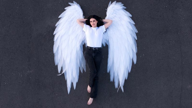Laura Pausini a ales o piesă celebră și i-a oferit O NOUĂ INTERPRETARE. A lansat versiunea proprie pentru  "Siamo Soli Nell'immenso Vuoto Che C'&egrave;", din repertoriul lui Raf (Raffaele Riefoli): "A fost un vis și &icirc;ncă &icirc;i sunt recunoscătoare"