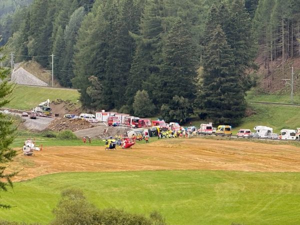 Un autocar &icirc;n care se aflau 48 de turiști s-a lovit de un parapet &icirc;n estul Elveției și s-a răsturnat. 5 persoane au murit, iar altele 40 au fost rănite. CE AU TRANSMIS autoritățile