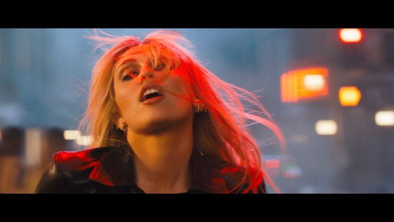 MILEY CYRUS - Bass Persuades