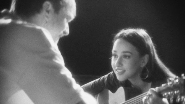 Zodier și Holy Molly vin cu o lansare emoționantă. "Anul &icirc;n care ne-am iubit" este piesa care poartă publicul prin AMINTIRILE UNEI POVEȘTI DE DRAGOSTE, transform&acirc;nd nostalgia &icirc;ntr-un single IMPOSIBIL DE IGNORAT