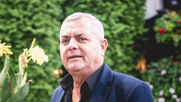 S-a stins omul din spatele at&acirc;tor generații de dansatori. Maestrul Ionel Petrișoru A MURIT, iar lumea folclorului pierde O VOCE IMPORTANTĂ A TRADIȚIEI și un mentor pentru cei care i-au călcat pragul: "Pașii pe care i-a așezat &icirc;n scenă vor..."