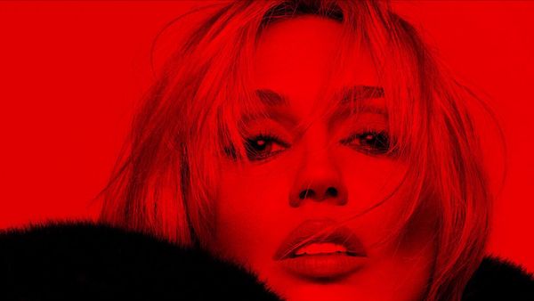 Miley Cyrus dă VOLUMUL LA MAXIMUM &icirc;n "Bass Persuades". Noul videoclip este o EXPLOZIE de ritm și atitudine, iar artista mizează pe imagini spectaculoase și o apariție care NU POATE TRECE NEOBSERVATĂ