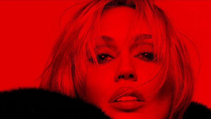 Miley Cyrus dă VOLUMUL LA MAXIMUM &icirc;n "Bass Persuades". Noul videoclip este o EXPLOZIE de ritm și atitudine, iar artista mizează pe imagini spectaculoase și o apariție care NU POATE TRECE NEOBSERVATĂ