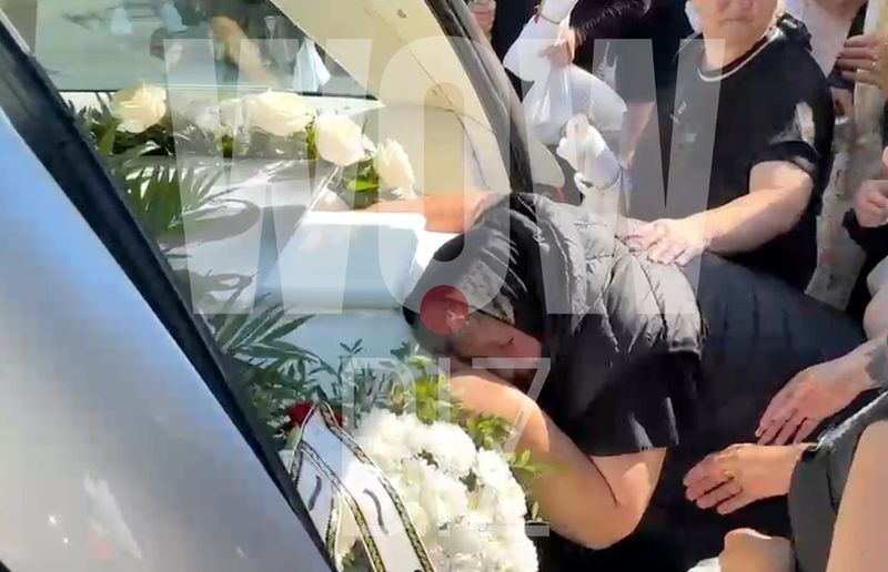 Imagini de la înmormântarea Mădălinei Apostol