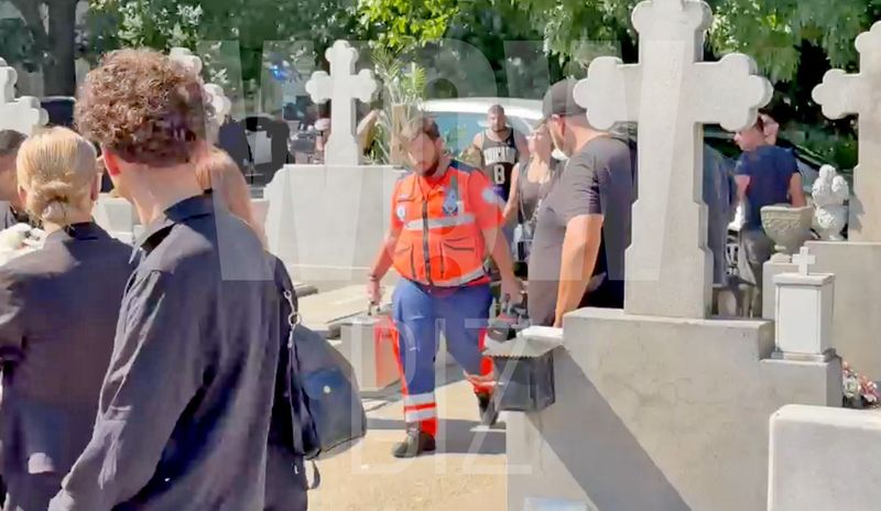 A fost chemată ambulanța la înmormântarea Mădălinei Apostol 