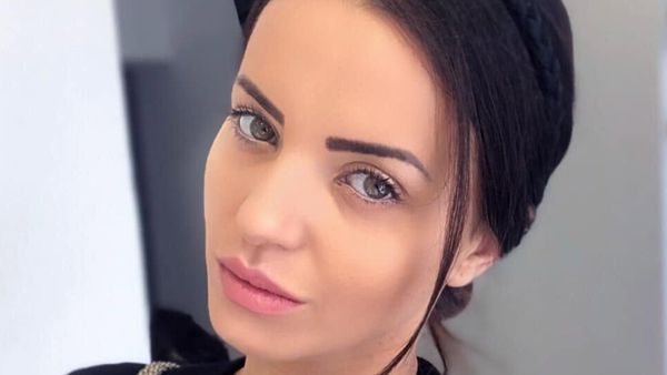 VIDEO Ambulanță chemată DE URGENȚĂ la cimitir. Mama Mădălinei Apostol i s-a făcut rău l&acirc;ngă groapa &icirc;n care fiica sa &icirc;și va dormi somnul de veci. Sunt scene GREU DE PRIVIT, iar momentul i-a tulburat pe toți cei aflați acolo