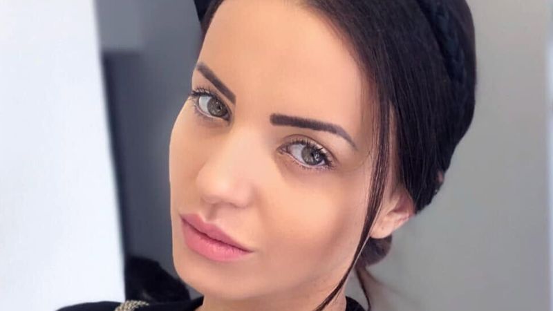 VIDEO Ambulanță chemată DE URGENȚĂ la cimitir. Mama Mădălinei Apostol i s-a făcut rău l&acirc;ngă groapa &icirc;n care fiica sa &icirc;și va dormi somnul de veci. Sunt scene GREU DE PRIVIT, iar momentul i-a tulburat pe toți cei aflați acolo