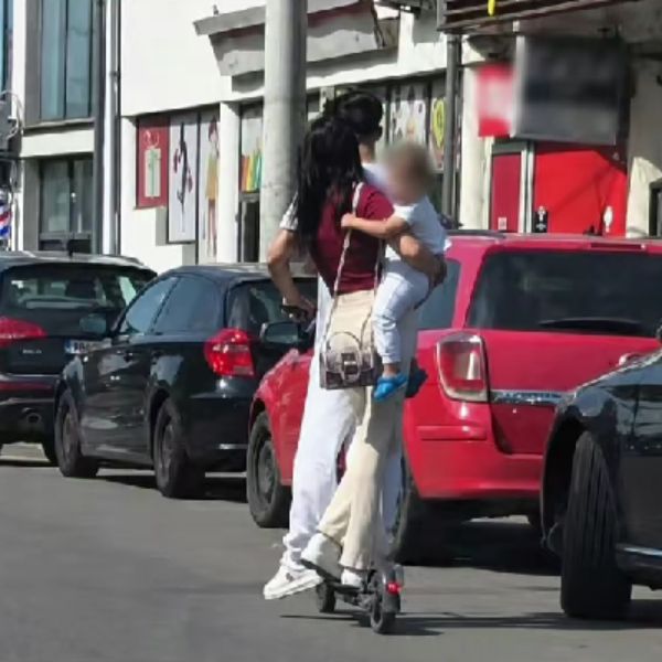Un bărbat, o femeie și un copil, filmați pe aceeași trotinetă electrică pe o stradă din Drobeta-Turnu Severin. CE AMENDĂ au primit și CE AU TRANSMIS autoritățile?