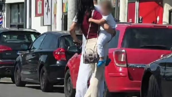 Un bărbat, o femeie și un copil, filmați pe aceeași trotinetă electrică pe o stradă din Drobeta-Turnu Severin. CE AMENDĂ au primit și CE AU TRANSMIS autoritățile?