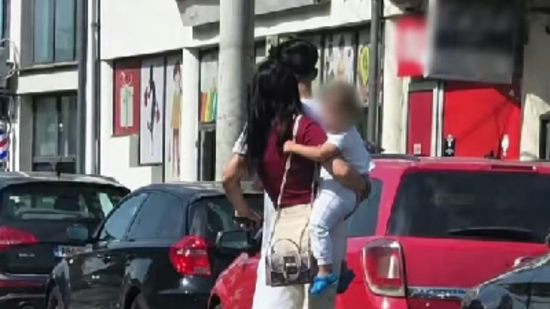 Un bărbat, o femeie și un copil mic, filmați pe aceeași trotinetă electrică pe o stradă din Drobeta-Turnu Severin. CE AMENDĂ au primit și CE AU TRANSMIS autoritățile?