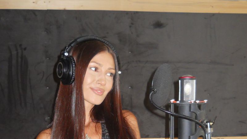 Alina Eremia readuce anii 2000 &Icirc;N MUZICA DE AZI. Albumul "Genul ăla" este inspirat de pop-ul și R&B-ul unei perioade pline de ATITUDINE, HITURI MEMORABILE și NOSTALGIE: "Știu că și voi ați așteptat colaborarea asta, așa că&hellip; iată-ne aici"