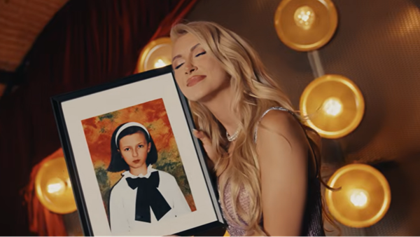 SURPRIZĂ &icirc;n noul videoclip al Andreei Balan. "Copilul din mine" A FOST LANSATĂ, iar Victor Cornea și cele două fetițe au un rol aparte &Icirc;N IMAGINILE CARE &Icirc;NSOȚESC PIESA: "Fericirea adevărată vine din..."