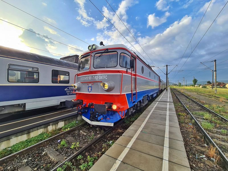Accident feroviar la Râmnicu Vâlcea. O femeie a murit după ce a fost lovită de tren