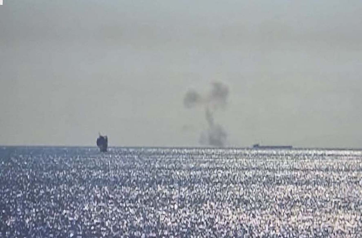 Navă turcească &icirc;ncărcată cu cereale, lovită de o dronă &icirc;n Marea Neagră! Comandantul este rănit, iar 13 marinari au fost daţi dispăruţi