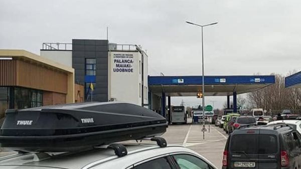 ALERTĂ &icirc;n Republica Moldova! Un autobuz a fost lovit de un proiectil căzut &icirc;n apropierea punctului de trecere Palanca de la granița cu Ucraina