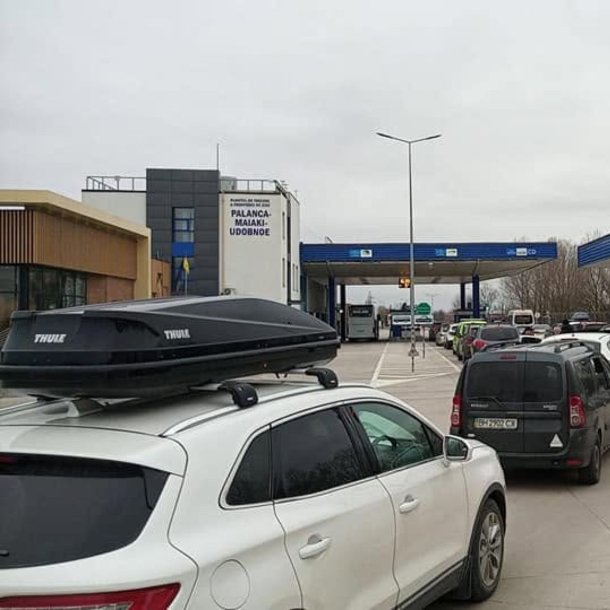 ALERTĂ &icirc;n Republica Moldova! Un autobuz a fost lovit de un proiectil căzut &icirc;n apropierea punctului de trecere Palanca de la granița cu Ucraina