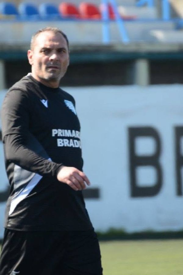 Ultimele momente din viața fotbalistului care A MURIT la 47 de ani. I s-a făcut rău &icirc;n timpul unui meci. Soția lui Marian Predică este DEAVASTATĂ DE DURERE: "Mi-ai rupt inima &icirc;n milioane de bucăți. Cum ai putut să mă lași singură! Cum ai putut să..."
