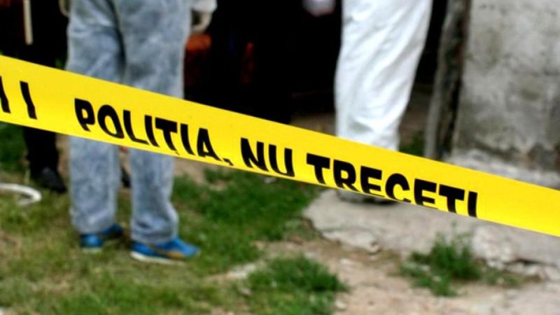 Un bărbat de 50 de ani a fost găsit spânzurat într-un pod de bloc