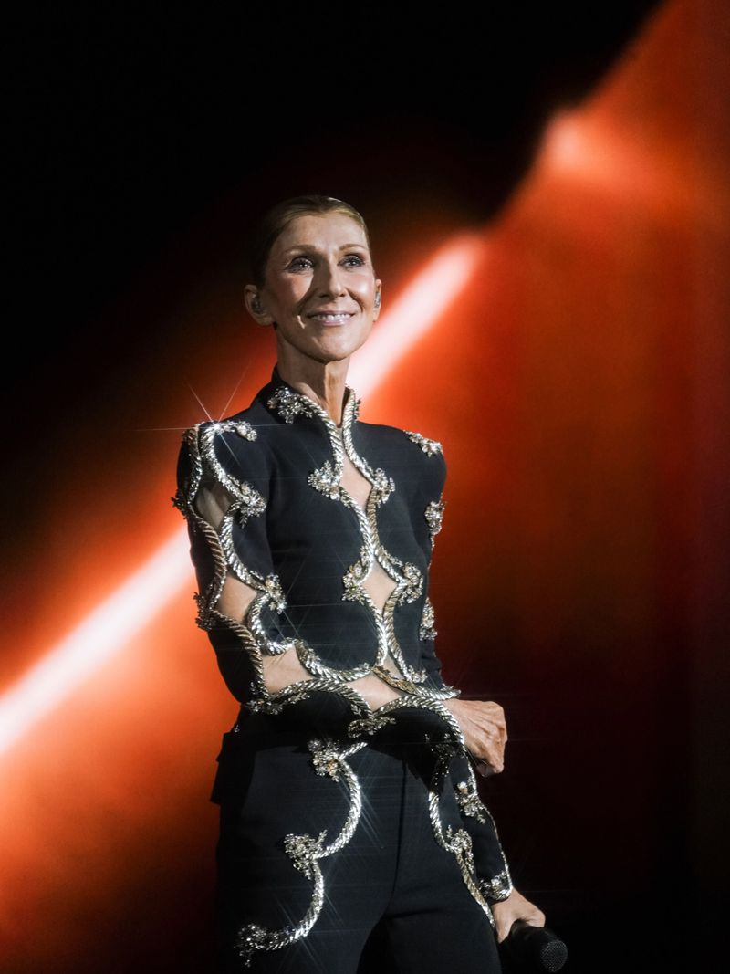 Celine Dion a căzut pe scenă în timpul concertului