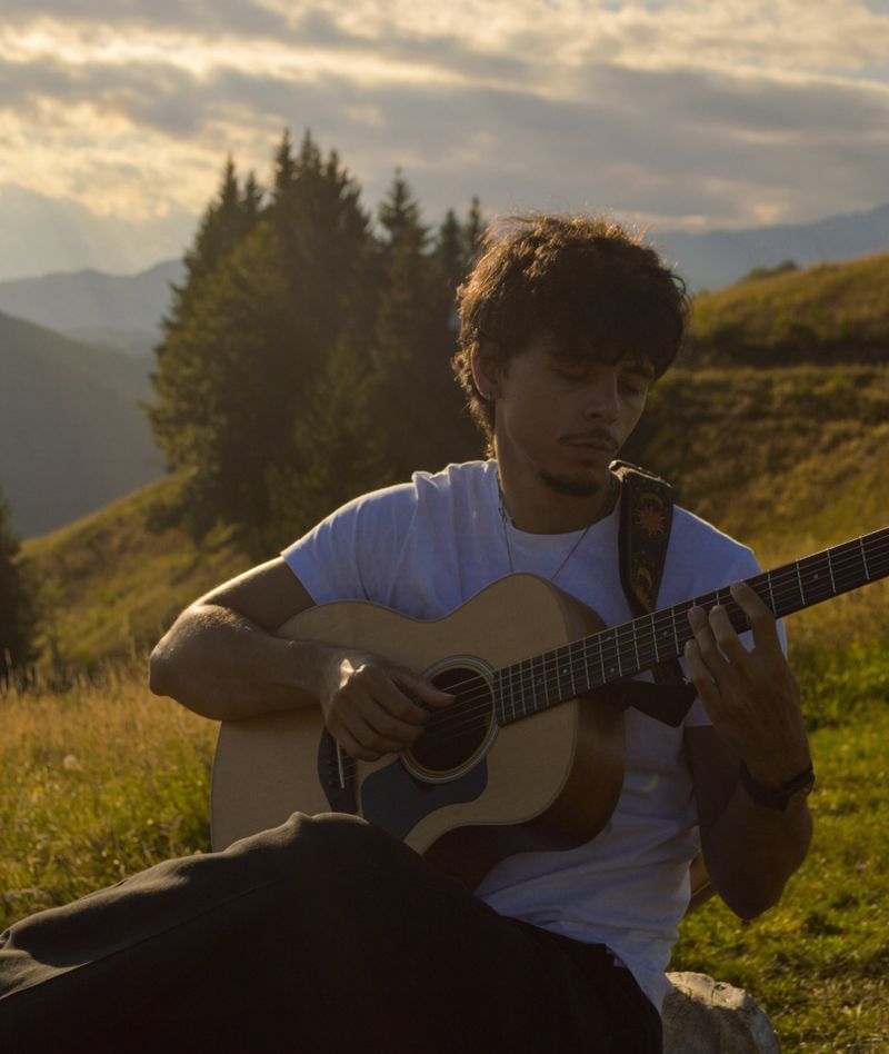 Emilian a lansat piesa Dans