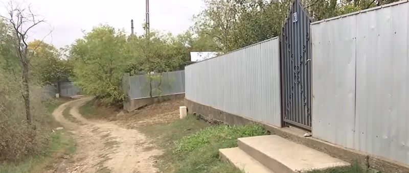 O femeie în vârstă de 45 de ani a murit după ce ar fi fost înjunghiată de soţul său, în locuinţa comună din localitatea Smulţi, judeţul Galaţi. 