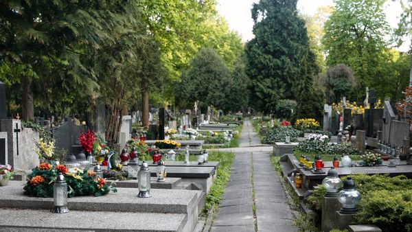 Descoperire cutremurătoare &icirc;n capela unui cimitir din Slatina! Mai mulți saci &icirc;n care s-ar afla oseminte au fost observați &icirc;n spatele unui perete. Polițiștii au deschis o anchetă
