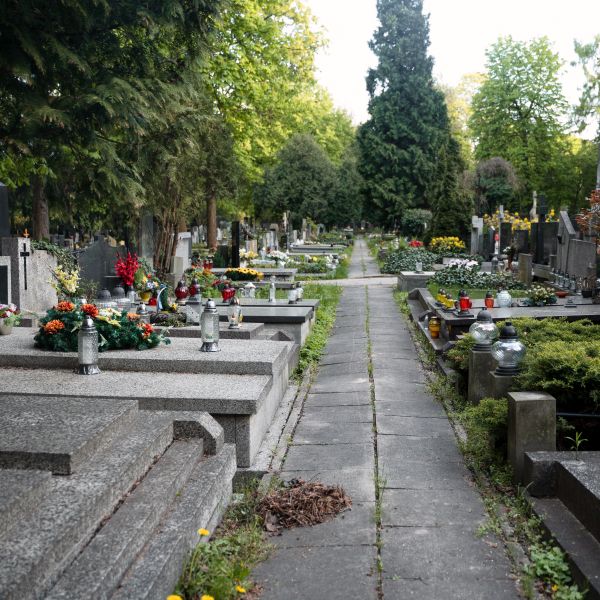Descoperire cutremurătoare &icirc;n capela unui cimitir din Slatina! Mai mulți saci &icirc;n care s-ar afla oseminte au fost observați &icirc;n spatele unui perete. Polițiștii au deschis o anchetă