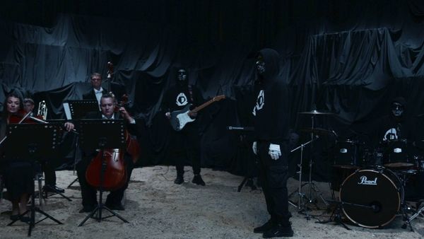 LANSARE SPECTACULOASĂ din partea lui Carla&rsquo;s Dreams. "Ne Bucurăm &Icirc;n Ciuda Lor" este piesa care cucerește fanii printr-un mix inedit de MUZICĂ POP, ROCK, SIMFONICĂ și TRADIȚIONALĂ: "După cum am promis! Am vrut să &icirc;mpărțim cu Voi &icirc;ncă o parte din..."