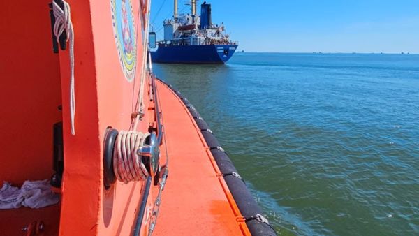 MISIUNE DE SALVARE &icirc;n Marea Neagră! La bordul unei nave aflate &icirc;n apropiere de Sulina a izbucnit un incendiu. 8 marinari sunt dați dispăruți