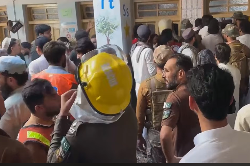 Tragedie într-o școală din Pakistan. Cel puțin 29 de copii și o profesoară au murit după prăbușirea acoperișului.