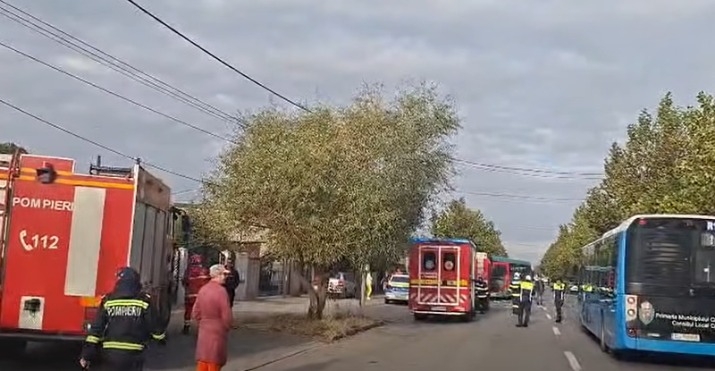 Un grav accident a avut loc pe o stradă din Craiova, unde un autobuz şi un autoturism s-au ciocnit frontal.