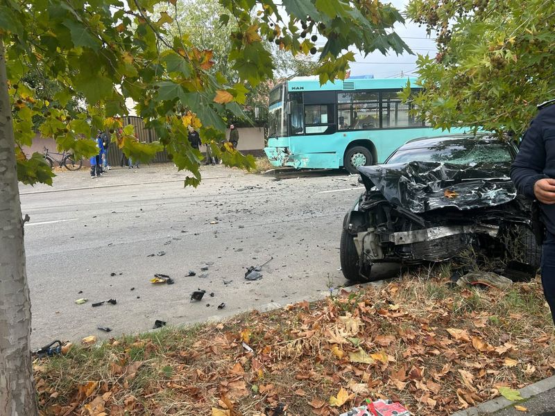 Planul Roşu de Intervenţie, activat la Craiova. Un tânăr de 20 de ani a murit după ce a intrat în coliziune cu un autobuz al RAT Craiova.