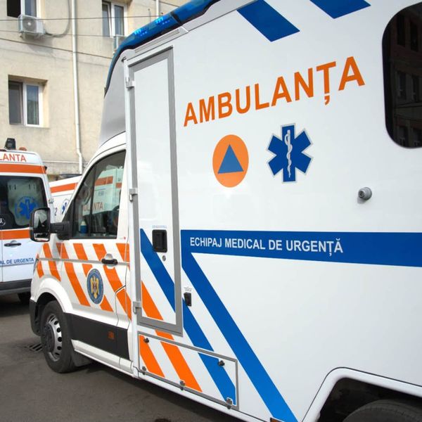 Medic de familie din Botoșani, transportat &icirc;n stare gravă la spital! CE S-A &Icirc;NT&Acirc;MPLAT cu bărbatul de 56 de ani după ce i s-a făcut rău acasă: &bdquo;Au fost inițiate imediat manevrele de resuscitare și...&rdquo;