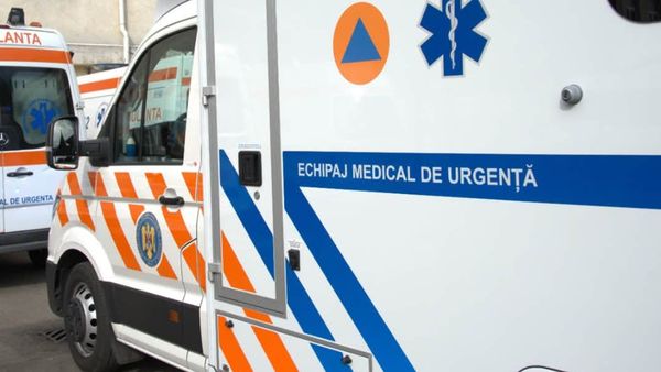 Medic de familie din Botoșani, transportat &icirc;n stare gravă la spital! CE S-A &Icirc;NT&Acirc;MPLAT cu bărbatul de 56 de ani după ce i s-a făcut rău acasă: &bdquo;Au fost inițiate imediat manevrele de resuscitare și...&rdquo;