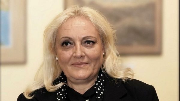 Un anunț trist &Icirc;NDOLIAZĂ  sufletele iubitorilor de artă. Artista plastică Antoaneta Crețu A MURIT, iar odată cu plecare sa răm&acirc;ne TĂCEREA DUREROASĂ a unei lumi care a știut să vorbească prin culoare și lumină: "Dumnezeu să o odihnească &icirc;n pace și..."
