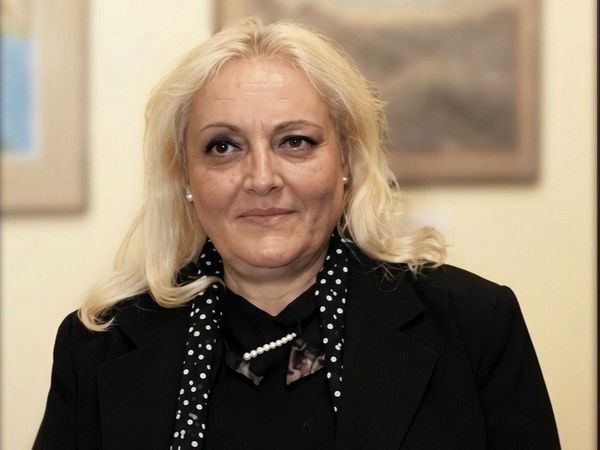 Un anunț trist &Icirc;NDOLIAZĂ  sufletele iubitorilor de artă. Artista plastică Antoaneta Crețu A MURIT, iar odată cu plecare sa răm&acirc;ne TĂCEREA DUREROASĂ a unei lumi care a știut să vorbească prin culoare și lumină: "Dumnezeu să o odihnească &icirc;n pace și..."