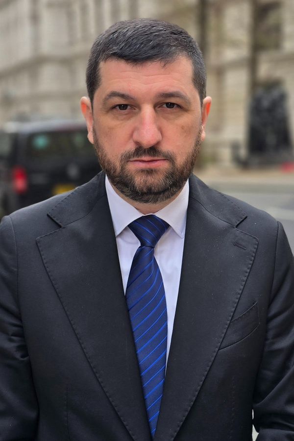 AU APĂRUT IMAGINILE cu momentul &icirc;n care a fost lăsat capul de porc la poarta lui Marius Lulea, fondatorul AUR. Ce s-a &icirc;nt&acirc;mplat &Icirc;N TOIUL NOPȚII și cine se află &icirc;n spatele gestului macabru: "O amenințare cu moartea. Am fost..."