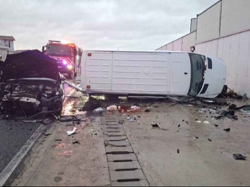 Accident grav pe DN22, între un microbuz și un autoturism.