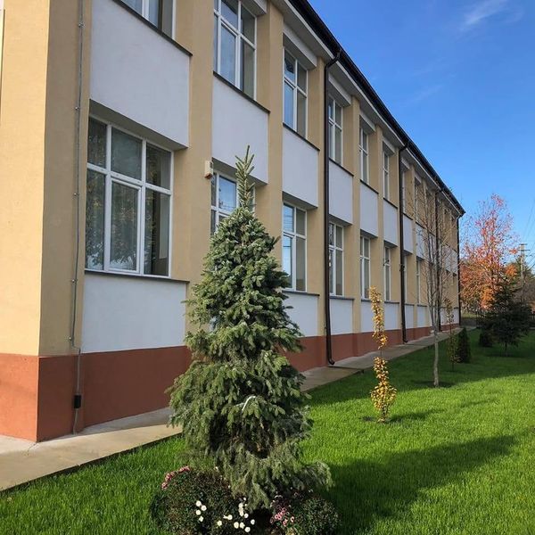 DOLIU &icirc;n Cristinești, după moartea lui Gheorghe Jitariu, fost profesor al Școlii Gimnaziale &bdquo;Ioan Murariu&rdquo;. Numele dascălului este legat, de acum, de AMINTIREA UNEI DESPĂRȚIRI DUREROASE: "Cu inimile &icirc;ndurerate, suntem..."