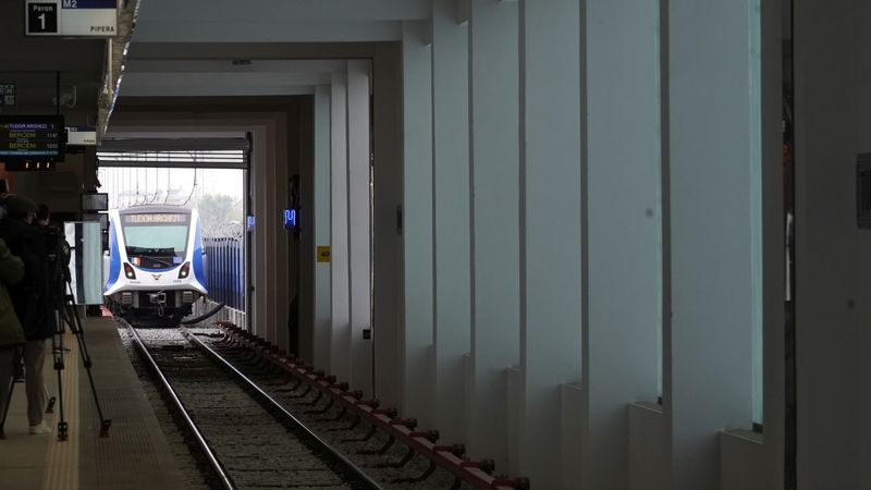 INTERVENȚIE la stația Constantin Br&acirc;ncoveanu &icirc;n această dimineață! Un t&acirc;năr de aproximativ 20 de ani a rămas prins &icirc;ntre parapet și metrou