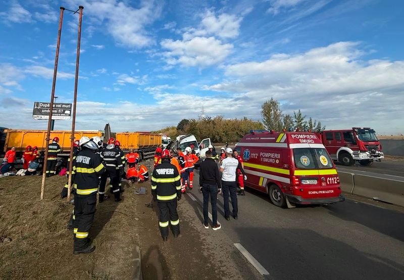 Accident grav în Buftea, între un microbuz și o autobasculantă