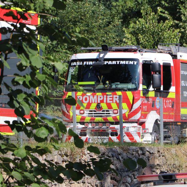 PRIMELE INFORMAȚII despre accidentul din Iași &icirc;n care au fost implicate o autoutilitară şi un autoturism. Șoferii au decedat la fața locului, iar o altă persoană a fost transportată la spital
