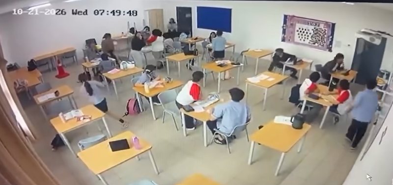 Un elev de 16 ani și-a atacat profesoara și colegii cu un topor, la școală. 