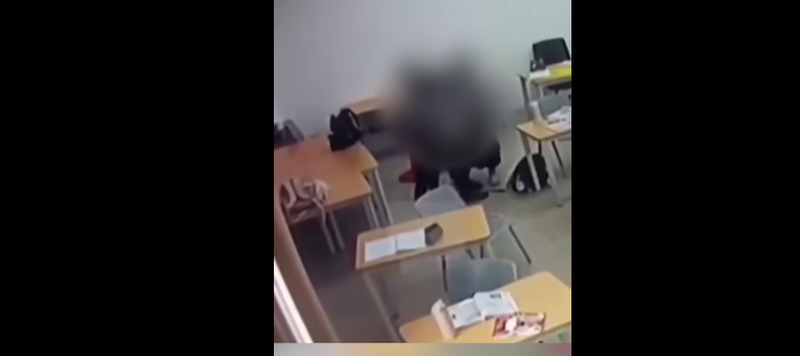 Un elev de 16 ani și-a atacat profesoara și colegii cu un topor, la școală. 